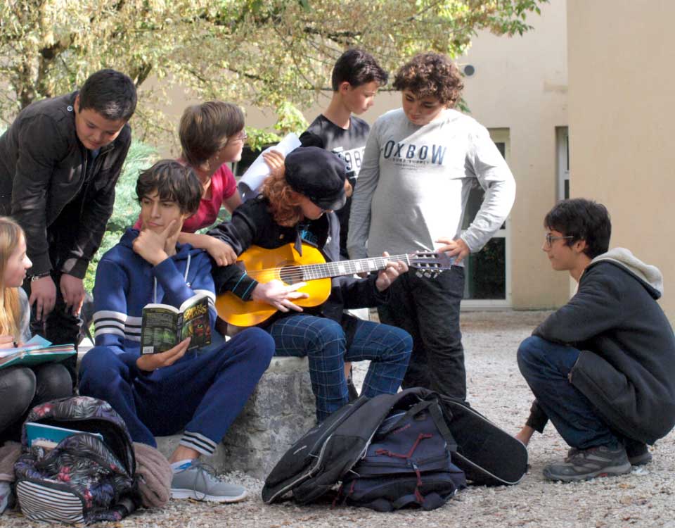 Collège, lycée d'enseignement général et agricole de la 6ème au post-bac. Sections sportives, interdisciplinarité, approfondissements,...